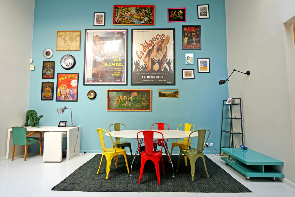 Exemple d'une salle à manger ouverte sur le salon éclectique de taille moyenne avec un mur bleu et éclairage.