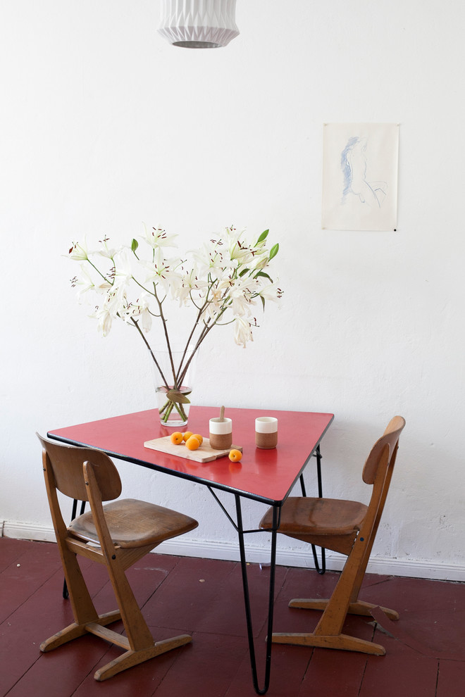 Источник вдохновения для домашнего уюта: столовая в современном стиле с белыми стенами и деревянным полом