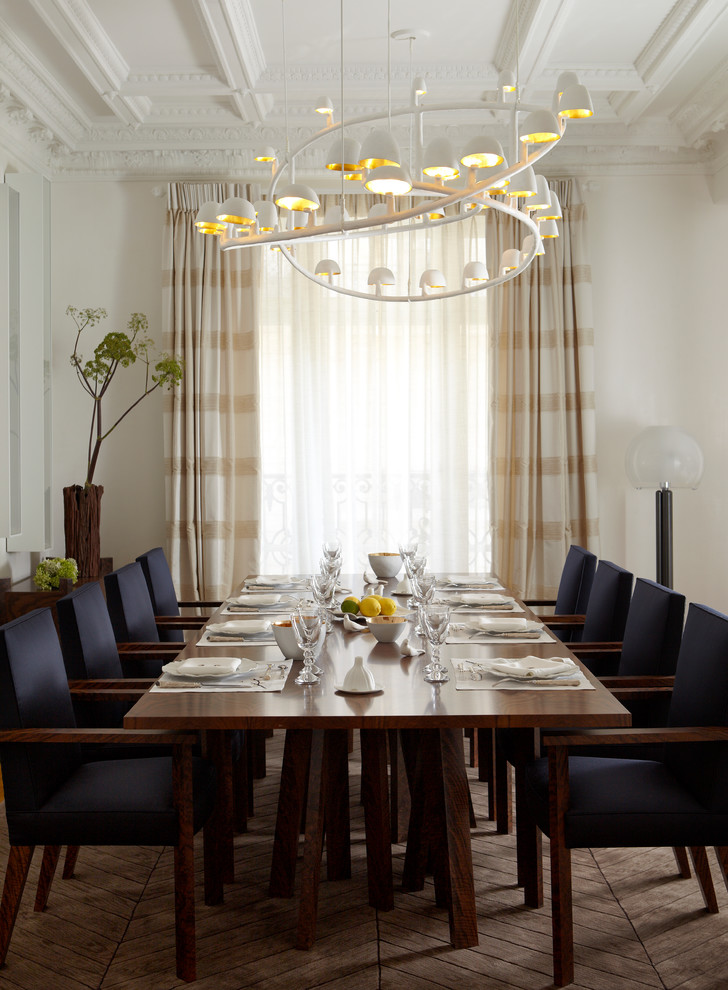 Immagine di una sala da pranzo minimal chiusa e di medie dimensioni con pareti bianche e pavimento in legno massello medio