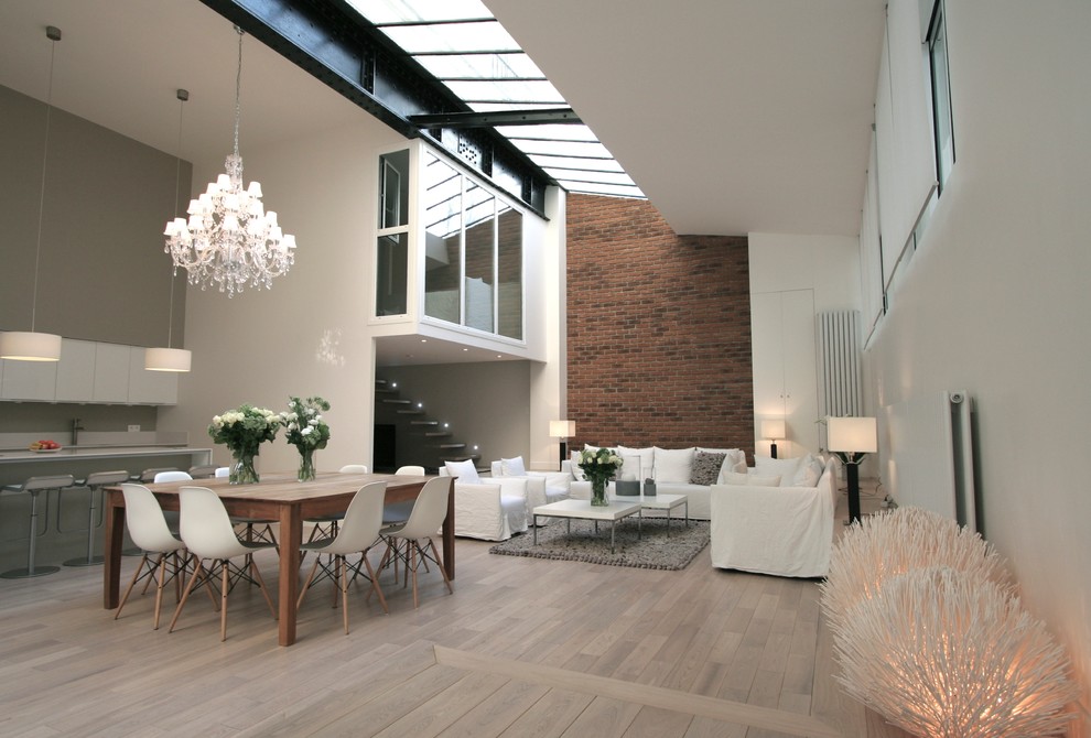 Offenes, Großes Modernes Esszimmer ohne Kamin mit bunten Wänden und hellem Holzboden in Paris