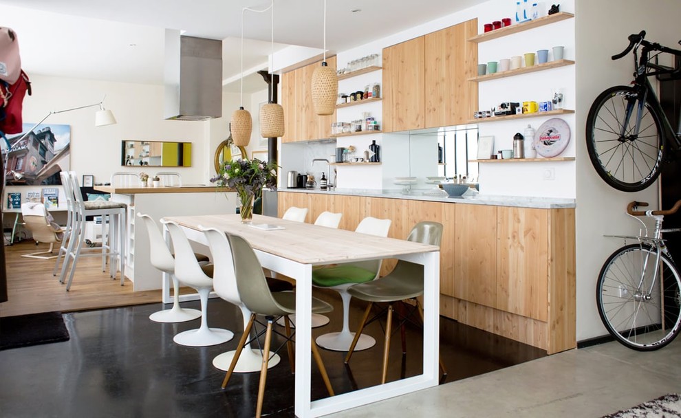 Свежая идея для дизайна: гостиная-столовая среднего размера в скандинавском стиле с белыми стенами и бетонным полом без камина - отличное фото интерьера