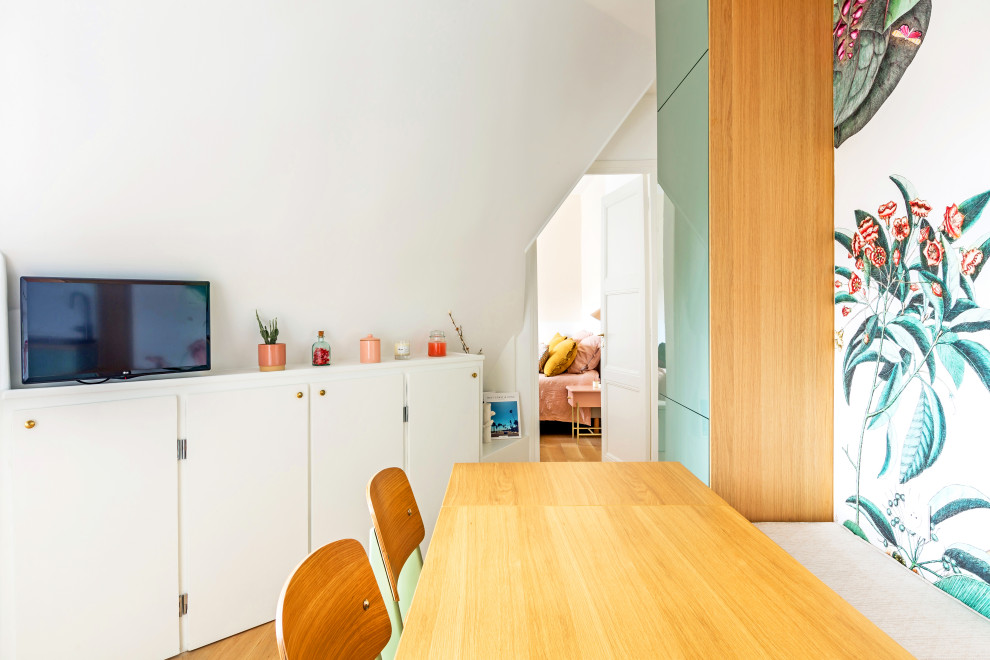 Foto di una piccola sala da pranzo aperta verso il soggiorno shabby-chic style con pareti bianche, pavimento in legno massello medio, nessun camino e pavimento marrone