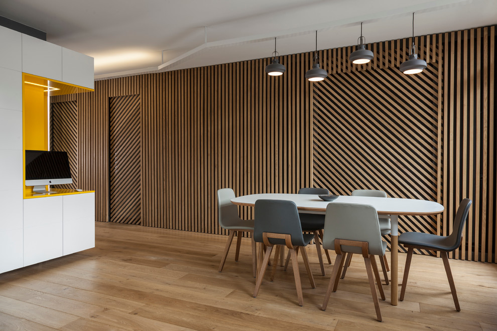 Idée de décoration pour une salle à manger ouverte sur le salon design de taille moyenne avec parquet clair, un mur marron et aucune cheminée.