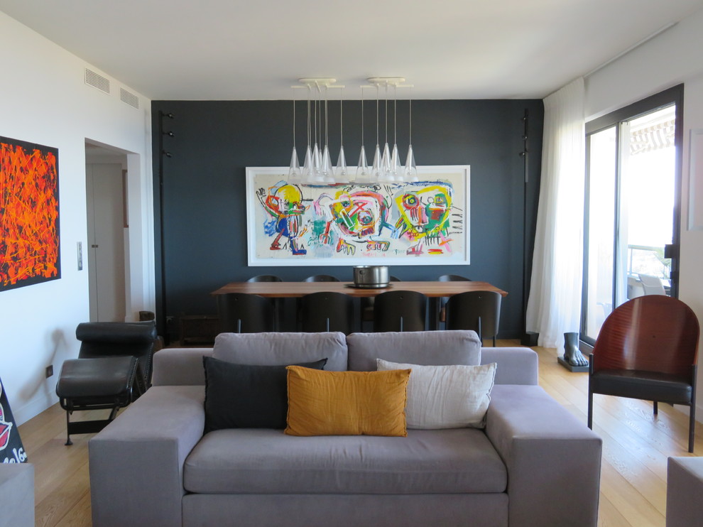 Immagine di una piccola sala da pranzo aperta verso il soggiorno minimal con pareti multicolore