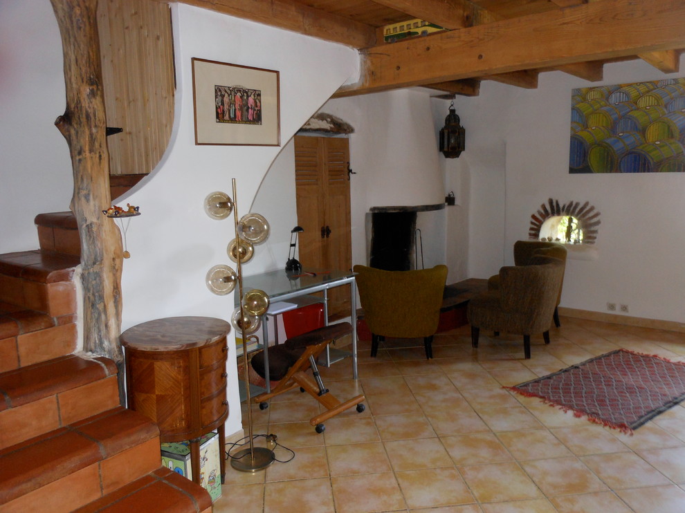 Imagen de comedor de estilo de casa de campo de tamaño medio abierto con paredes blancas, suelo de baldosas de cerámica y suelo beige
