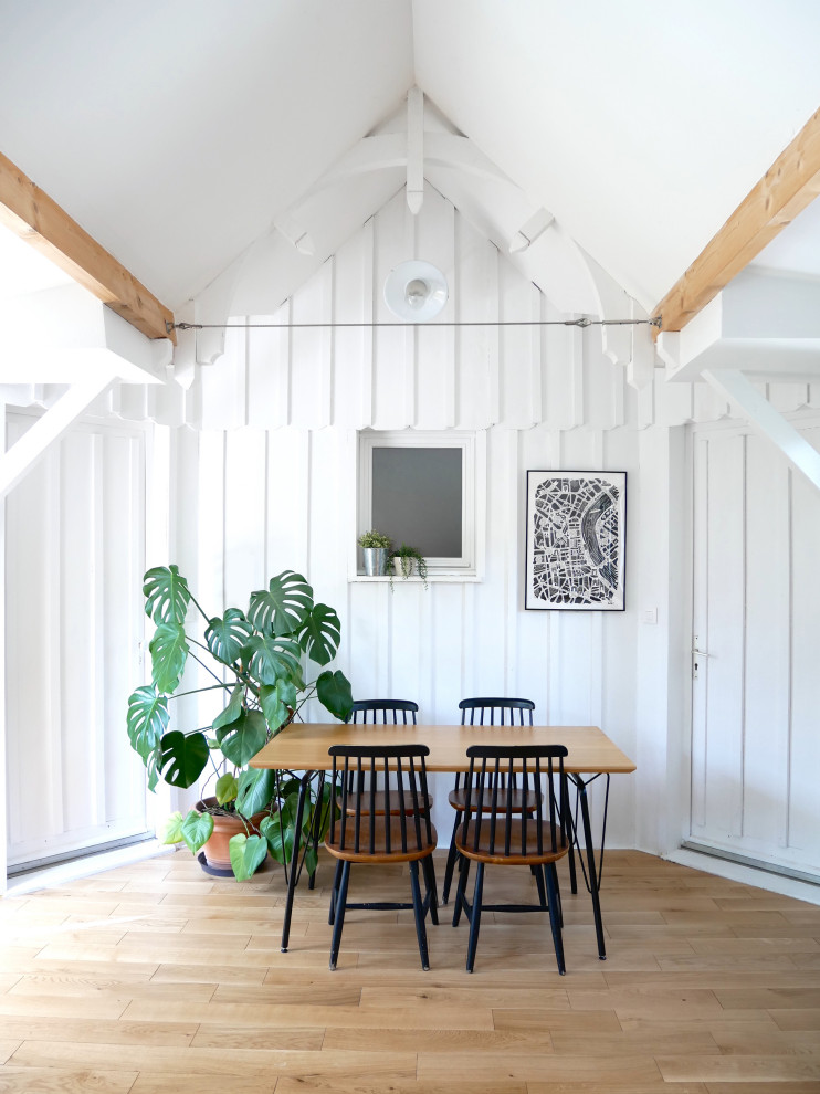 Exemple d'une salle à manger chic de taille moyenne avec un mur blanc et parquet clair.