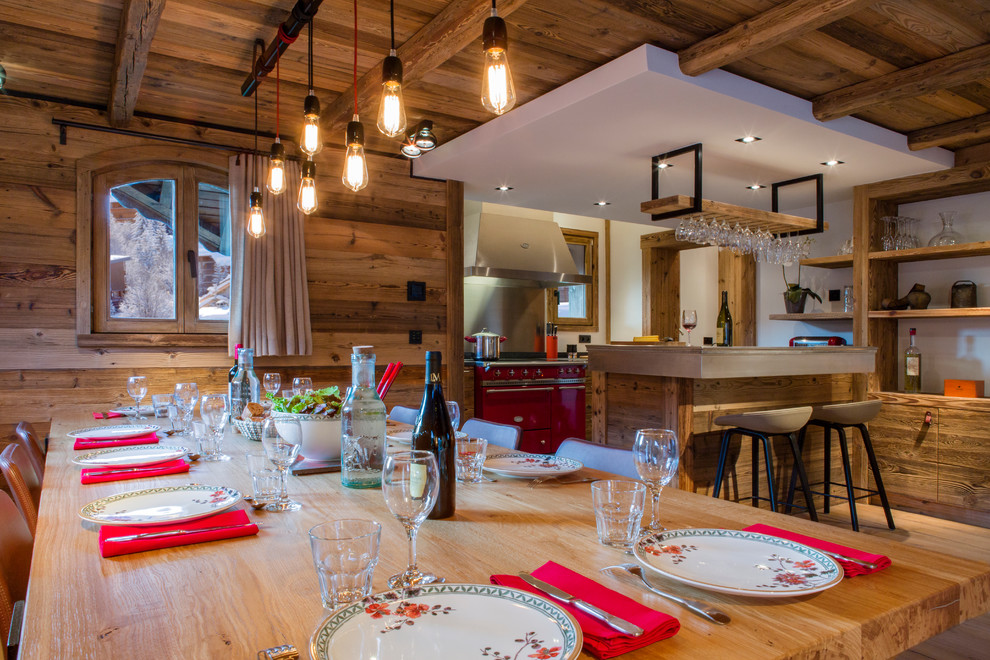 This is an example of a rustic dining room in Lyon.