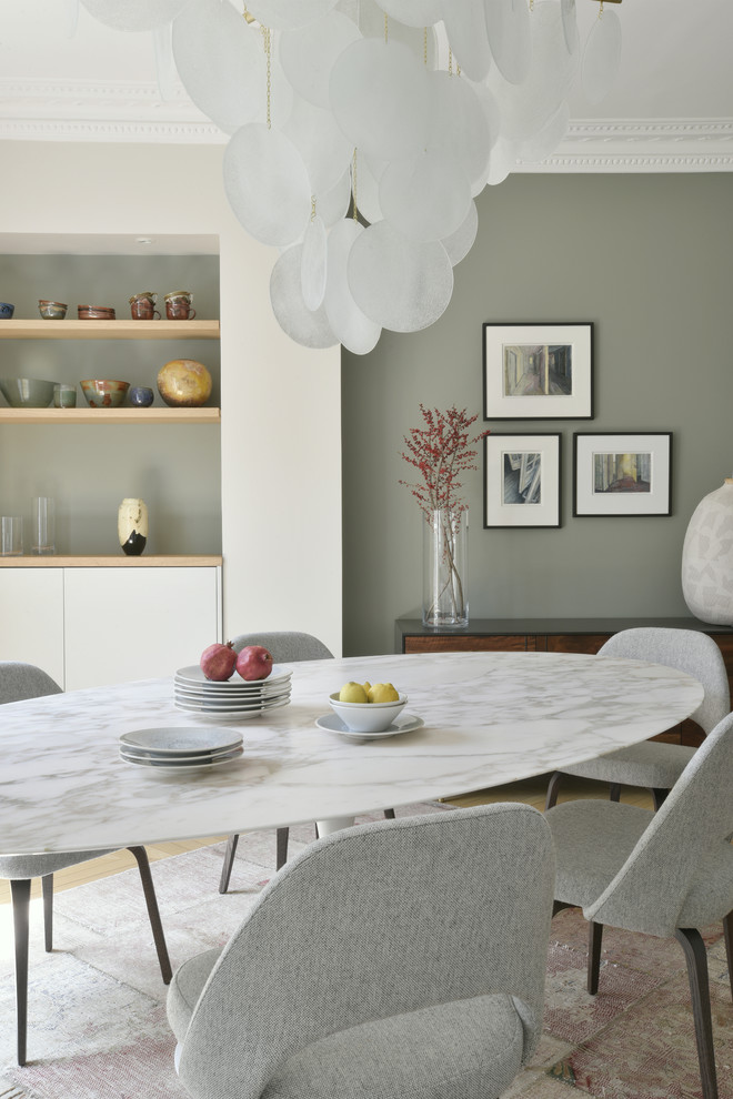 Inspiration pour une grande salle à manger ouverte sur le salon traditionnelle avec un mur beige, parquet clair et un sol marron.