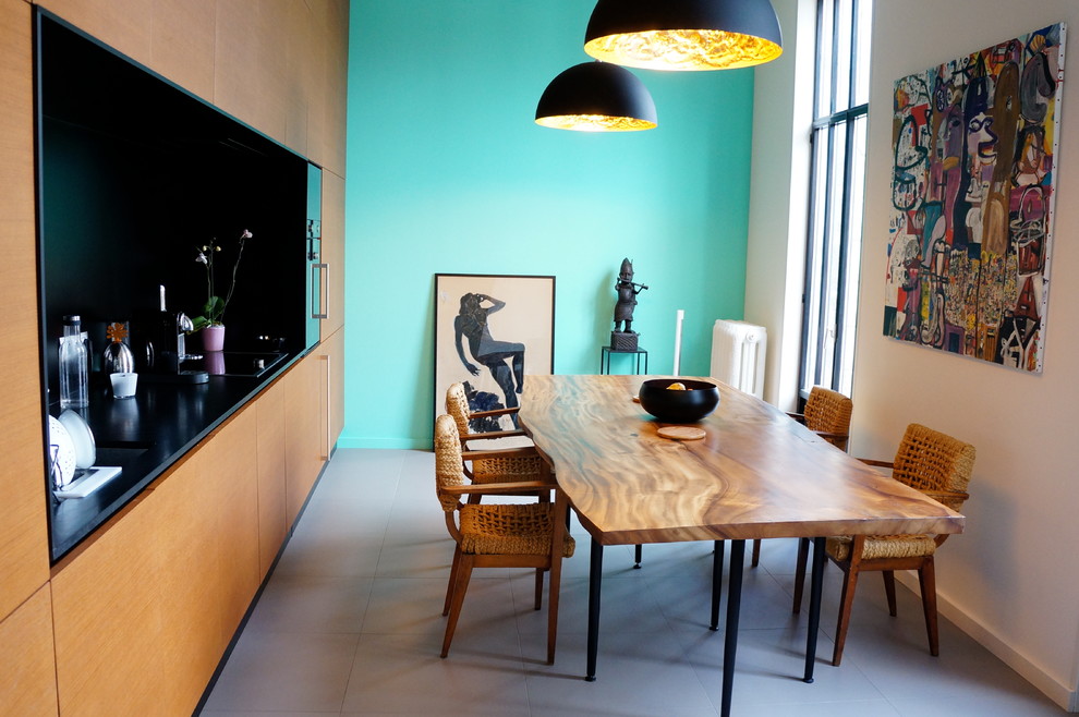 Réalisation d'une salle à manger ouverte sur la cuisine design de taille moyenne avec un mur bleu, sol en béton ciré et aucune cheminée.