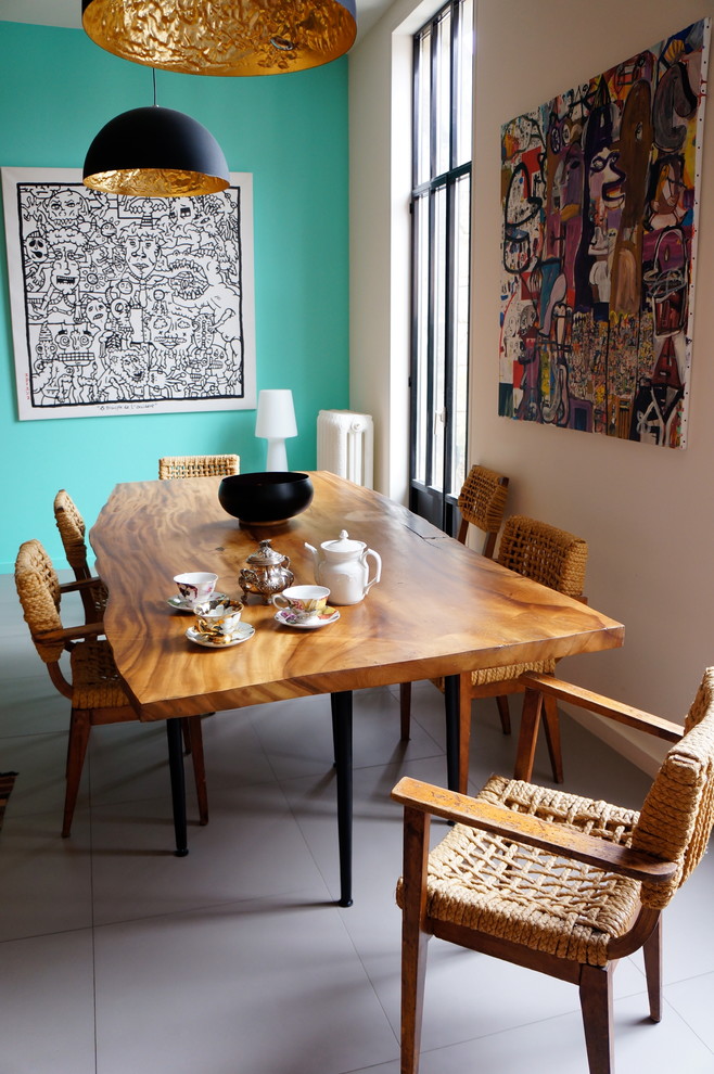 Réalisation d'une salle à manger ouverte sur le salon design de taille moyenne avec un sol en carrelage de céramique et un mur bleu.