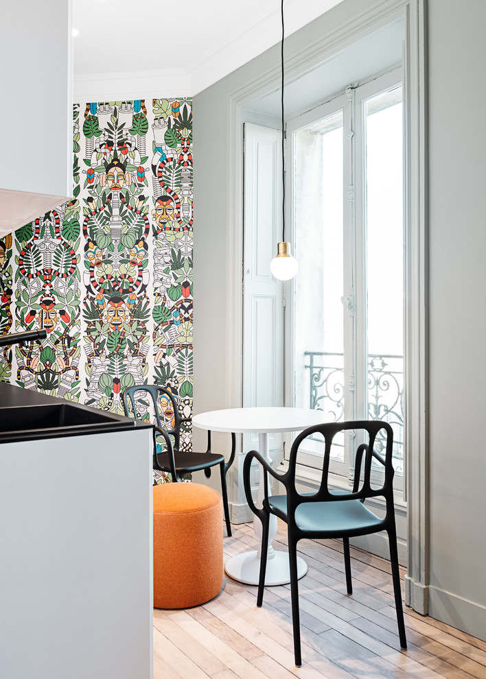 На фото: кухня-столовая в современном стиле с серыми стенами, светлым паркетным полом и бежевым полом с