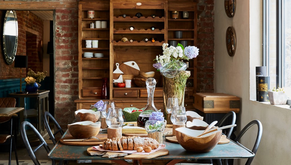 Foto di una sala da pranzo country chiusa e di medie dimensioni con pavimento in terracotta, nessun camino e pavimento multicolore