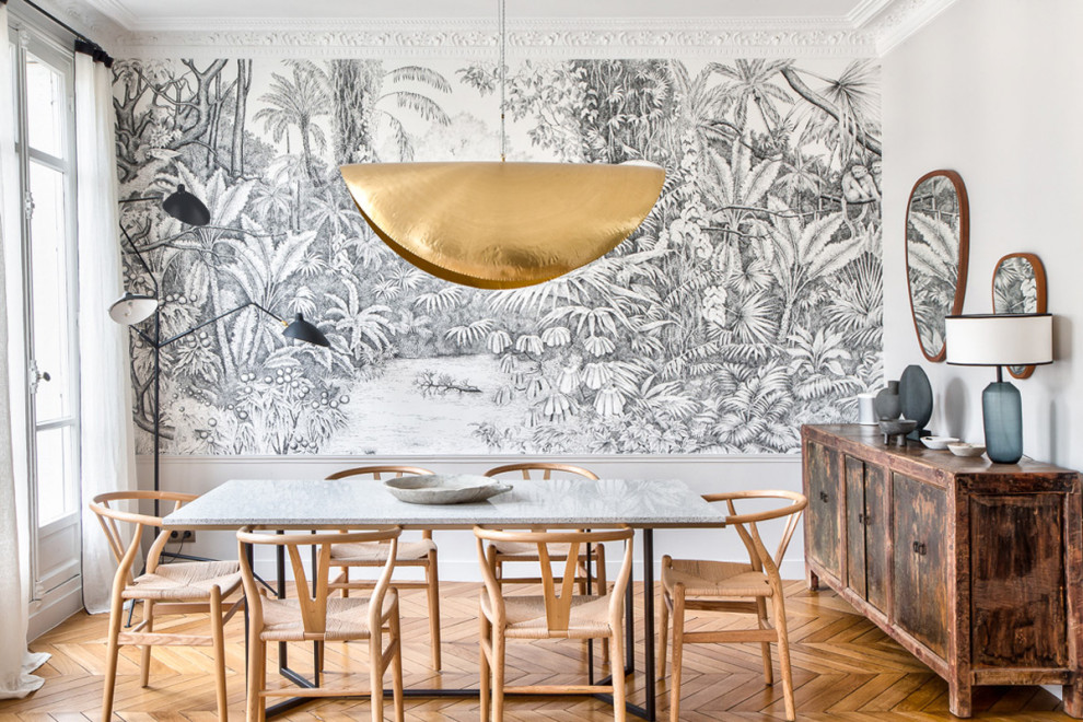 Inspiration pour une salle à manger design avec un mur gris, un sol en bois brun, un sol marron et du papier peint.
