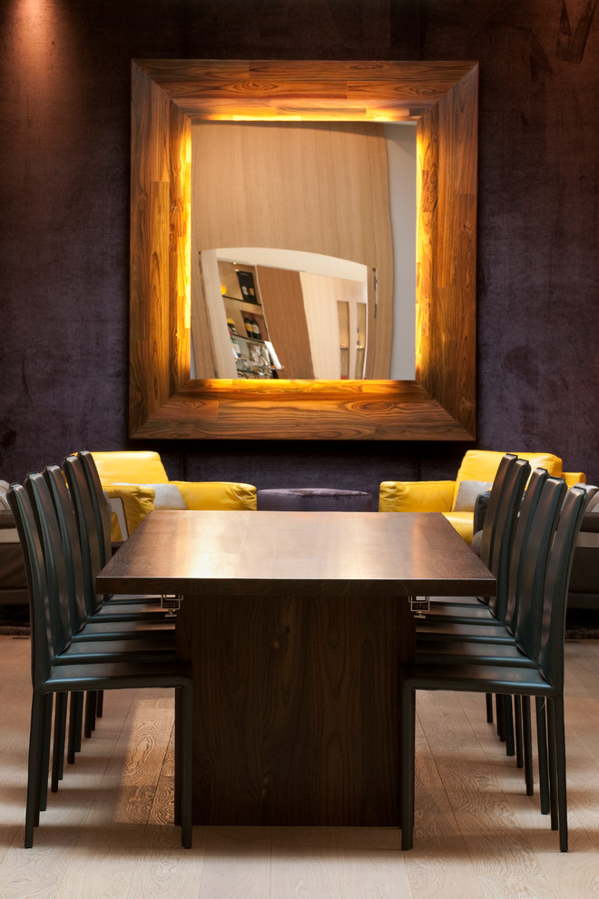 Offenes, Mittelgroßes Modernes Esszimmer mit grauer Wandfarbe und hellem Holzboden in Bordeaux