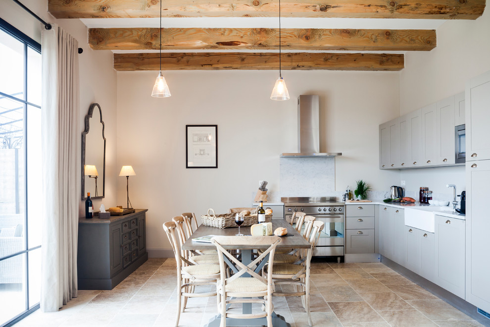 Идея дизайна: гостиная-столовая среднего размера в средиземноморском стиле с белыми стенами и полом из керамической плитки без камина