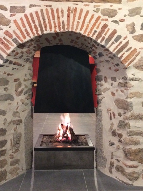 Exemple d'une salle à manger nature de taille moyenne avec cheminée suspendue et un manteau de cheminée en métal.