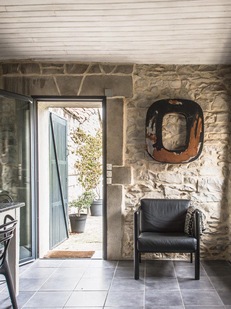 Imagen de comedor de estilo de casa de campo de tamaño medio abierto sin chimenea con paredes beige