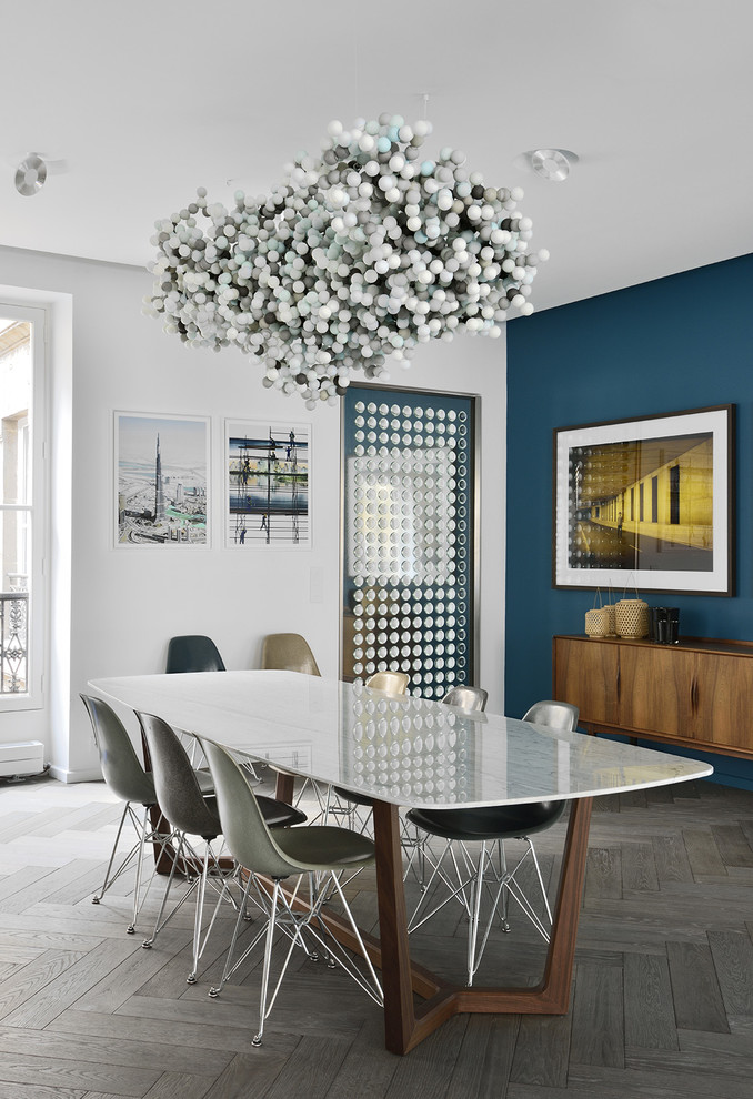 Inspiration pour une salle à manger design de taille moyenne avec un mur bleu, parquet clair et aucune cheminée.