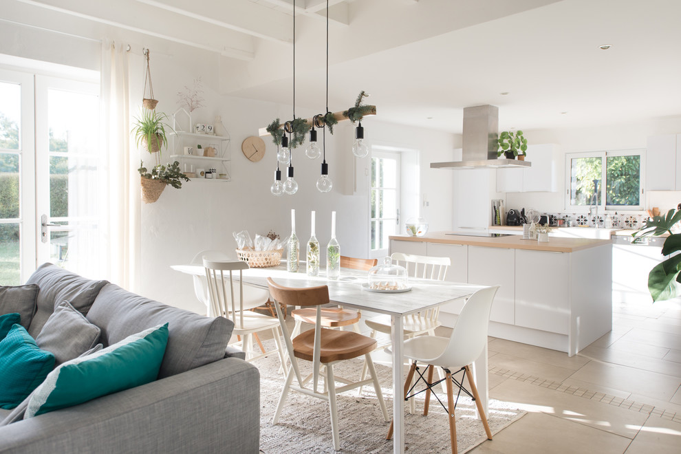 Esempio di una sala da pranzo aperta verso il soggiorno scandinava con pareti bianche, nessun camino e pavimento beige