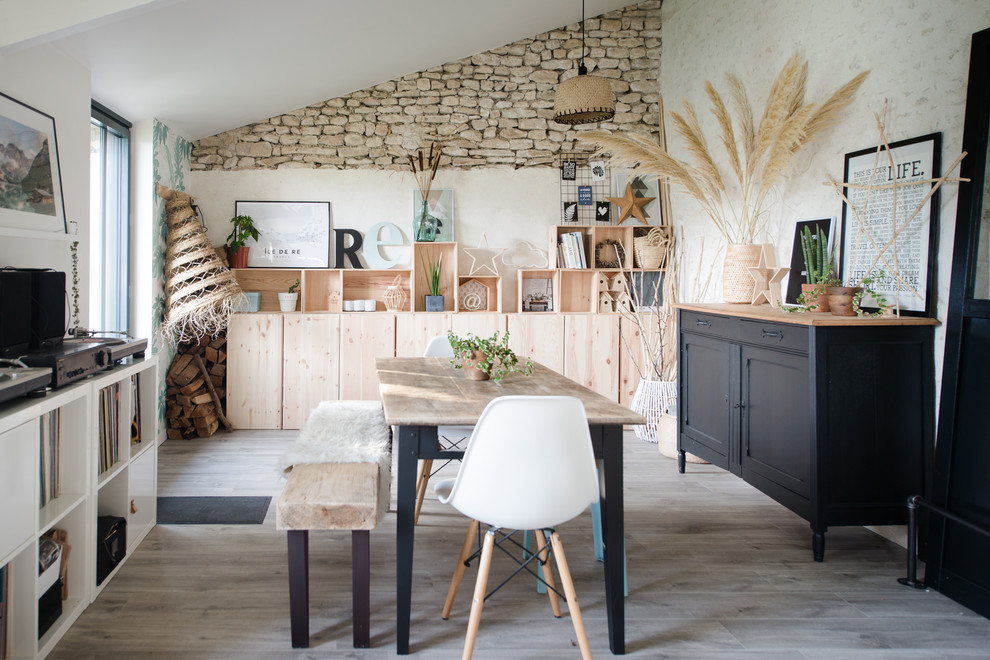 Immagine di una sala da pranzo scandinava con nessun camino e pavimento beige