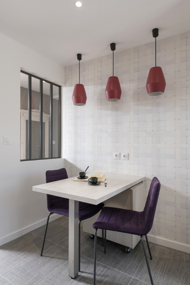 Immagine di una piccola sala da pranzo design con pareti bianche, pavimento in gres porcellanato e pavimento grigio