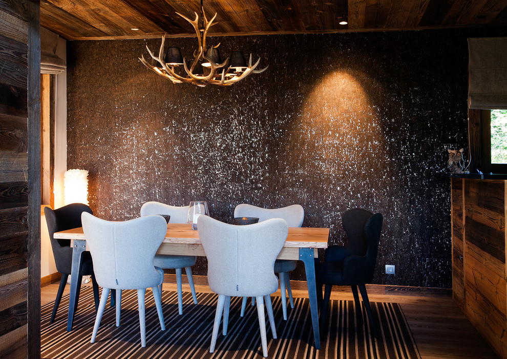 Inspiration pour une salle à manger ouverte sur le salon chalet de taille moyenne avec mur métallisé, parquet clair et aucune cheminée.