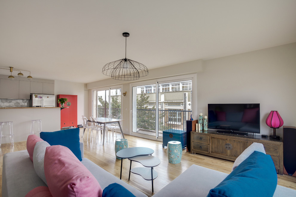 Immagine di una grande sala da pranzo aperta verso il soggiorno contemporanea con pareti beige e parquet chiaro