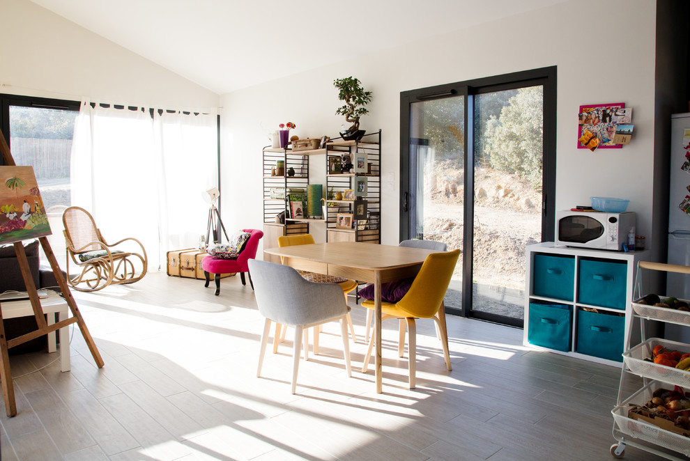 Источник вдохновения для домашнего уюта: гостиная-столовая среднего размера в современном стиле с полом из керамической плитки, бежевым полом и белыми стенами
