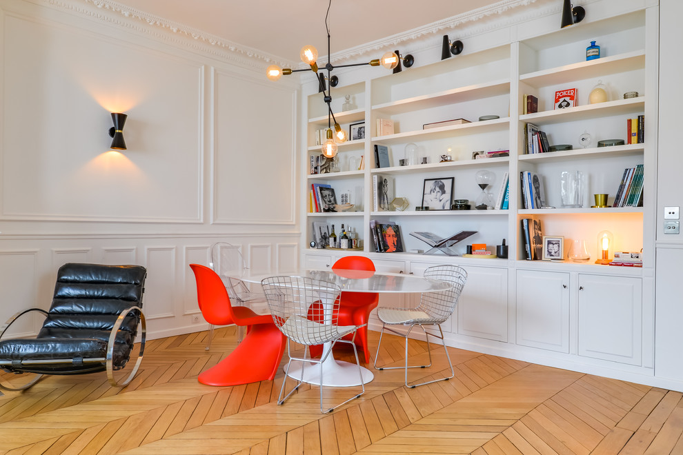 Modernes Esszimmer mit weißer Wandfarbe, hellem Holzboden und beigem Boden in Paris