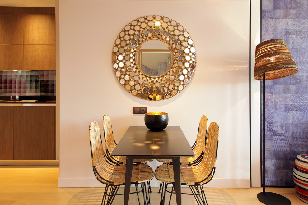 Immagine di una sala da pranzo minimal chiusa con pareti beige e parquet chiaro