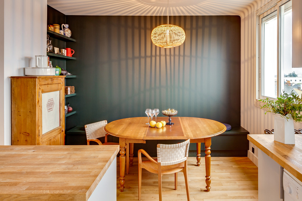 Réalisation d'une salle à manger ouverte sur la cuisine design de taille moyenne avec parquet clair, aucune cheminée, un sol marron et un mur vert.