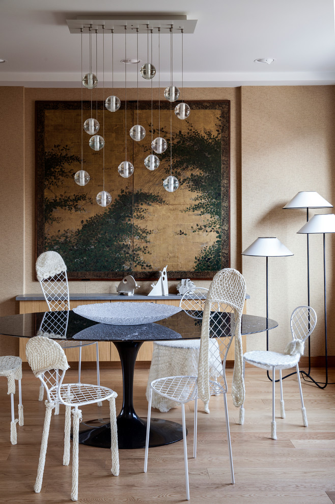 Ispirazione per una sala da pranzo design chiusa con pareti beige e pavimento in legno massello medio