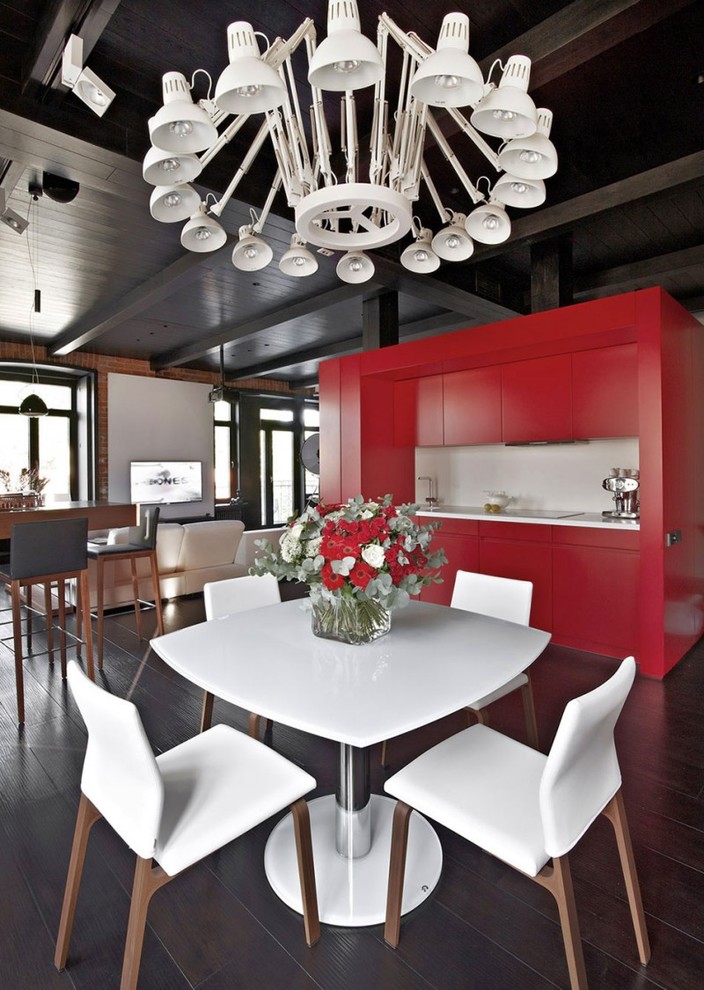 Esempio di una sala da pranzo aperta verso il soggiorno design di medie dimensioni con parquet scuro e pareti bianche