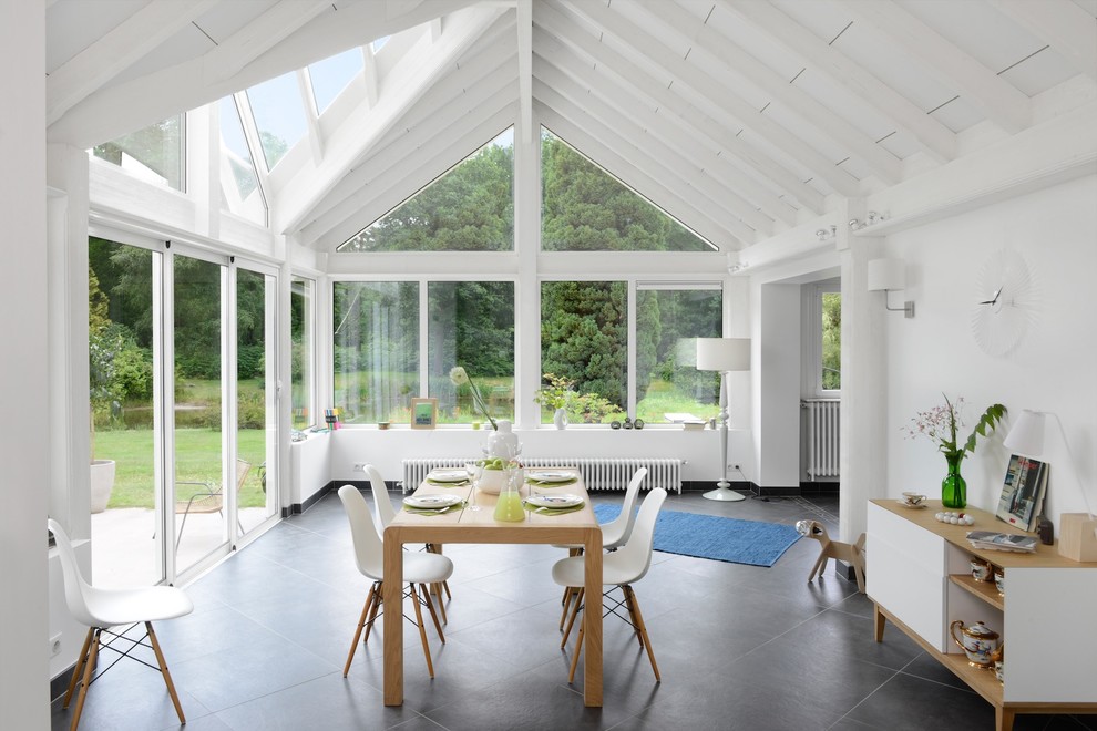 Идея дизайна: огромная гостиная-столовая в современном стиле с белыми стенами и полом из керамической плитки без камина