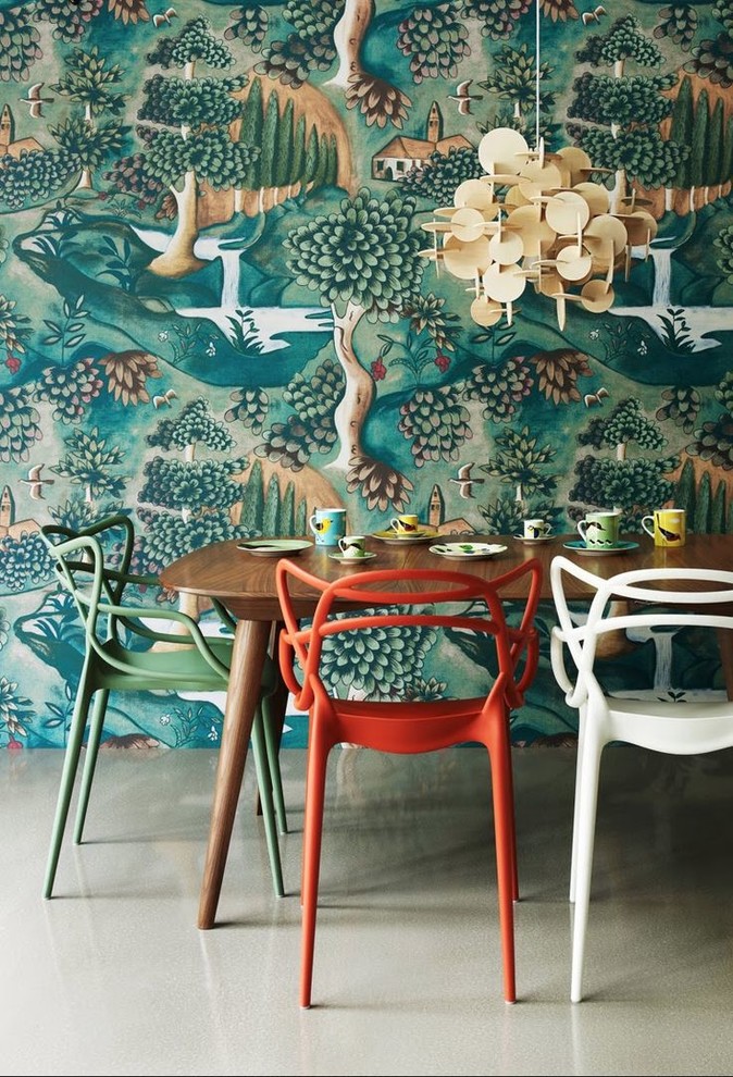 На фото: столовая в стиле фьюжн с разноцветными стенами с