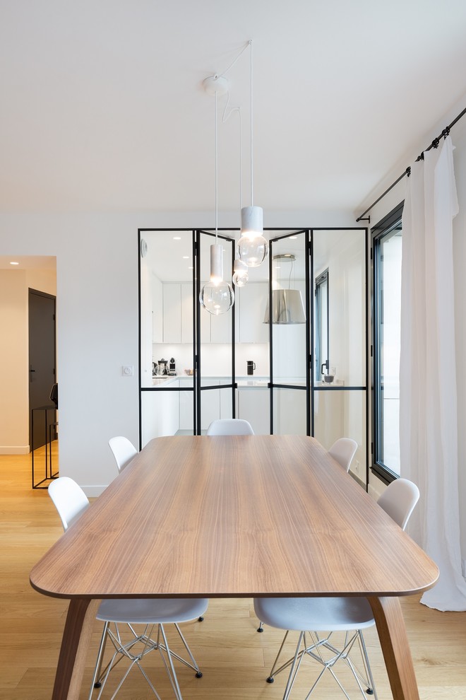 Modernes Esszimmer mit Keramikboden und grauem Boden in Paris