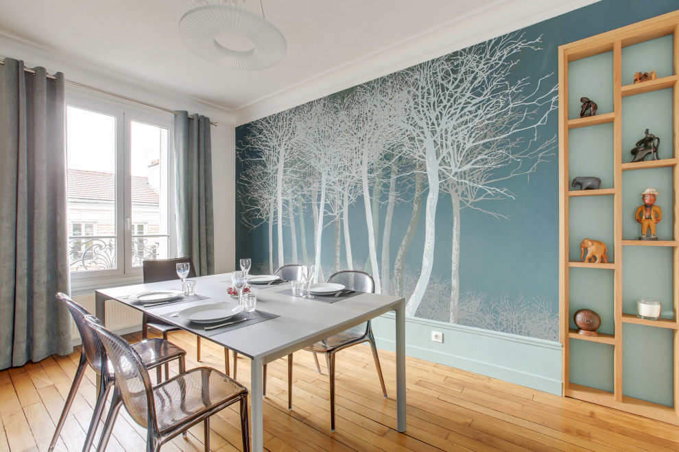 Idee per una sala da pranzo moderna chiusa con pareti blu, pavimento in legno massello medio, nessun camino e pavimento marrone