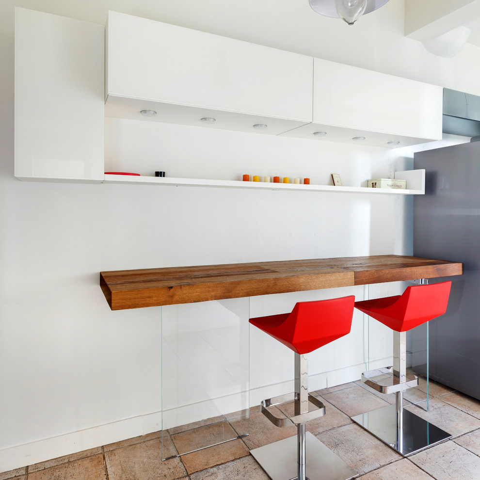 Réalisation d'une petite salle à manger ouverte sur la cuisine design avec un mur blanc et aucune cheminée.