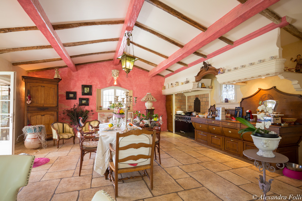 На фото: гостиная-столовая в стиле шебби-шик с красными стенами и полом из травертина без камина с