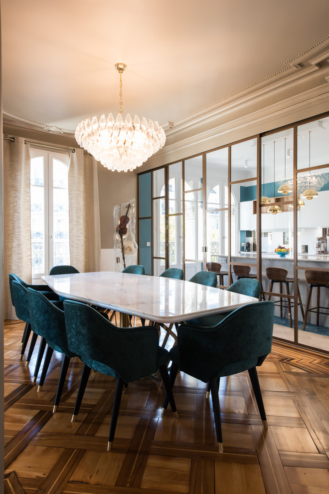 Geschlossenes, Großes Modernes Esszimmer mit beiger Wandfarbe, braunem Holzboden und braunem Boden in Paris