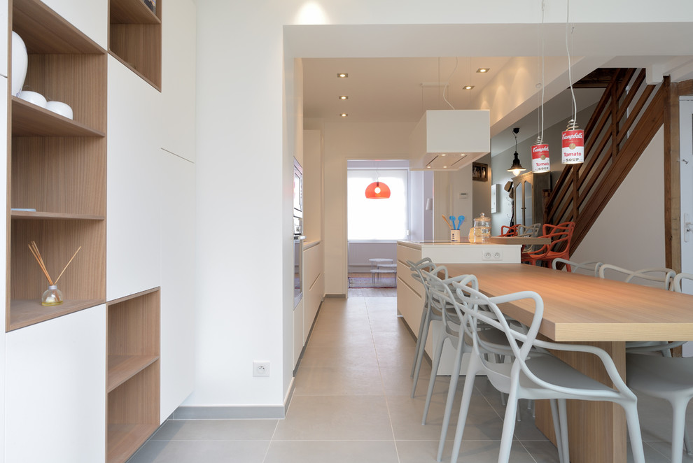 Idee per una sala da pranzo aperta verso la cucina minimal di medie dimensioni con pareti bianche e pavimento con piastrelle in ceramica