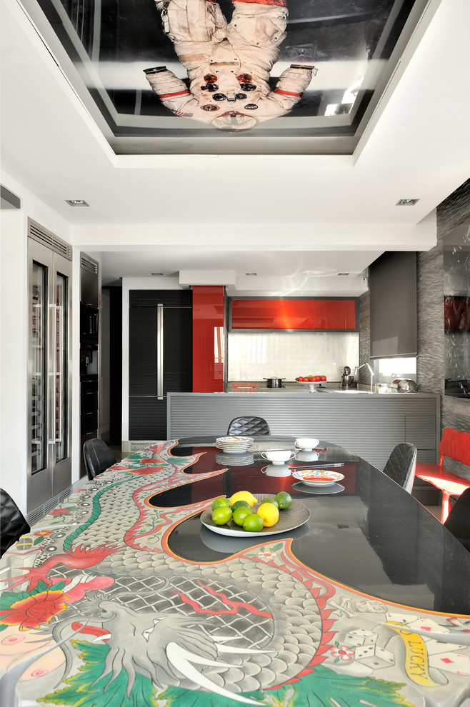 Источник вдохновения для домашнего уюта: кухня-столовая в стиле фьюжн с серыми стенами