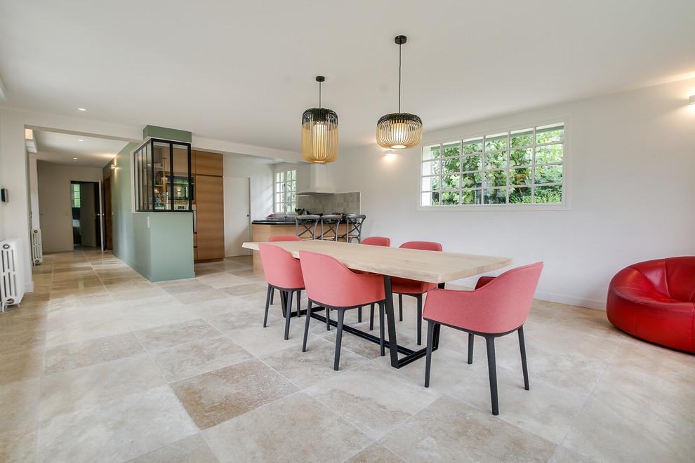 Стильный дизайн: большая кухня-столовая в стиле фьюжн с белыми стенами, мраморным полом и бежевым полом без камина - последний тренд