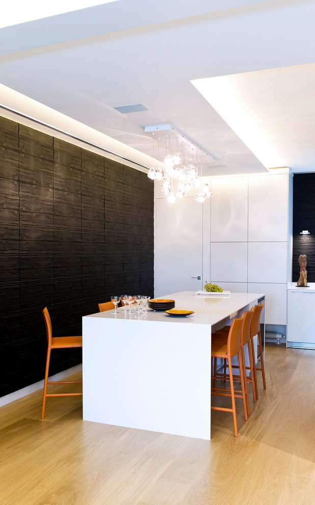 Пример оригинального дизайна: большая гостиная-столовая в современном стиле с светлым паркетным полом и черными стенами