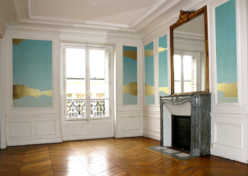 Mittelgroßes, Offenes Klassisches Esszimmer mit weißer Wandfarbe, braunem Holzboden, Kamin, Kaminumrandung aus Stein und braunem Boden in Paris