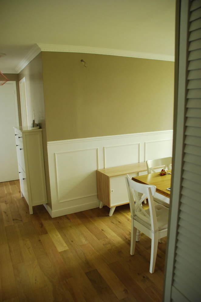 Immagine di una piccola sala da pranzo minimalista