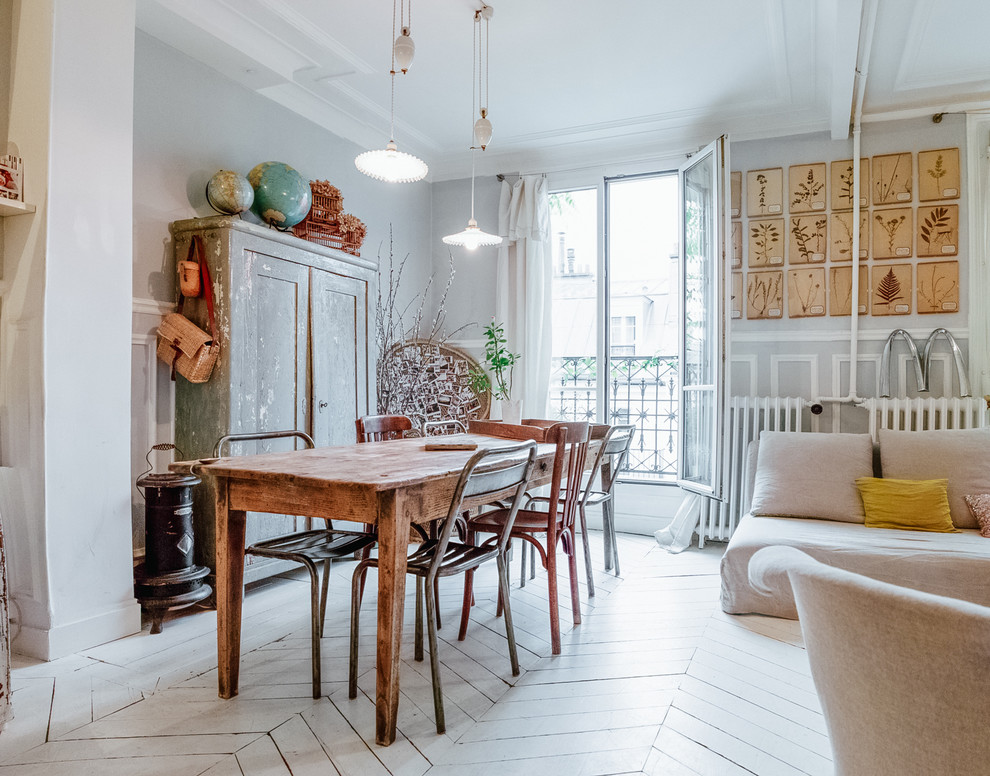 Свежая идея для дизайна: гостиная-столовая среднего размера в стиле фьюжн с серыми стенами и деревянным полом - отличное фото интерьера