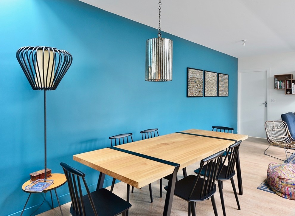Aménagement d'une petite salle à manger contemporaine avec un mur bleu, parquet clair, aucune cheminée et un sol beige.