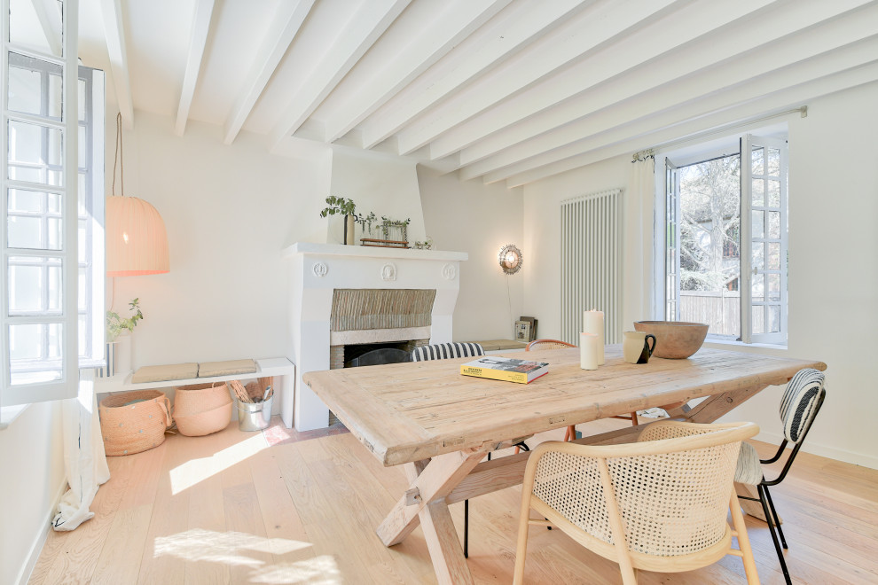 Idées déco pour une salle à manger scandinave avec un mur blanc, parquet clair, un sol beige et poutres apparentes.