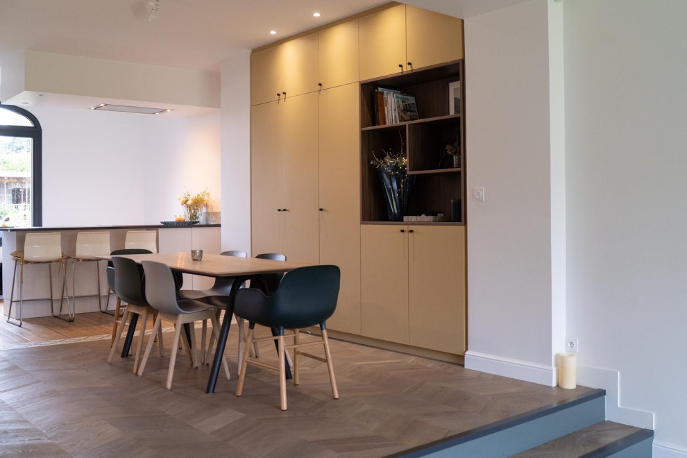 Inspiration for a medium sized contemporary open plan dining room in Le Havre with beige walls and dark hardwood flooring.